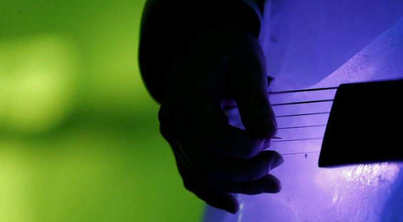 碩士男教吉他趁機猥褻不斷呻吟 捏學弟大腿問「能摸嗎」判7月