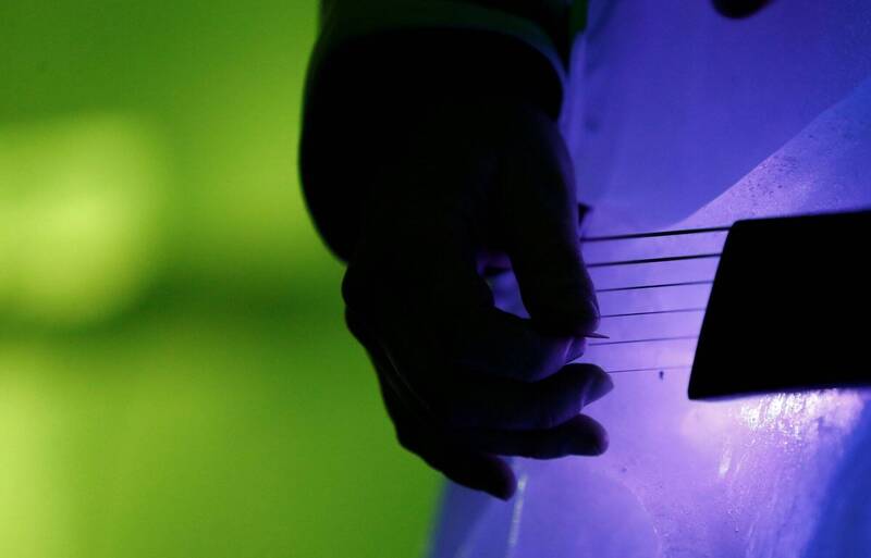 台北市一名林姓男子,趁著指导学弟弹吉他之际,竟凑近闻对方体味,还不断发出奇怪呻吟声,甚至捏抓大腿后还得寸进尺询问「能摸吗?」(路透) 台北市一名林姓男子,趁著指导学弟弹吉他之际,竟凑近闻对方体味,还不断发出奇怪呻吟声,甚至捏抓大腿后还得寸进尺询问「能摸吗?」(路透)