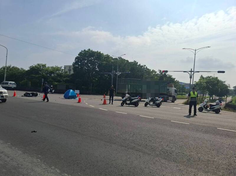 高雄燕巢区下午发生死亡车祸。(民众提供) 高雄燕巢区下午发生死亡车祸。(民众提供)