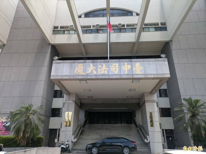 台中地方法院以陈师并非碰触身体隐私部位，且地点是公开场所等理由，认定仅是行为分际拿捏不当，未构成性骚扰而判决无罪。（记者张瑞桢摄）