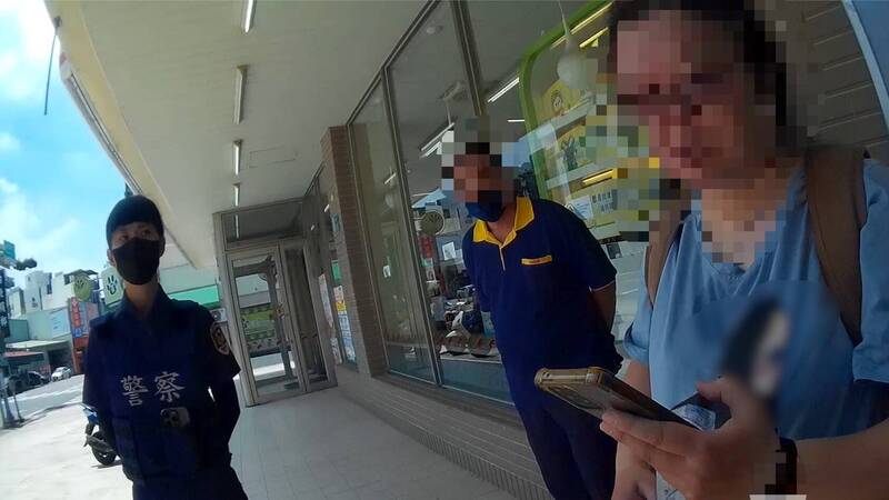 45岁董女误信交友APP认识的「单亲爸」，为爱南下帮忙取款却没钱付车资，安南派出所警员与实习生洪子淯赶抵现场后识破是诈团车手。（民众提供）