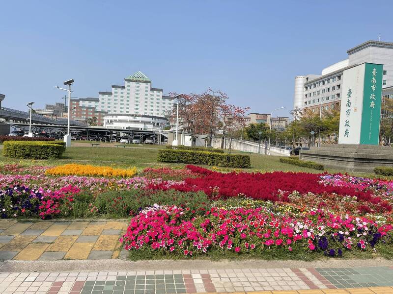 台南市府工务局一名男公务员假借勘灾名义,跷班到小学游泳池游泳还猥亵两名男童,被警方查获并收押。(资料照) 台南市府工务局一名男公务员假借勘灾名义,跷班到小学游泳池游泳还猥亵两名男童,被警方查获并收押。(资料照)