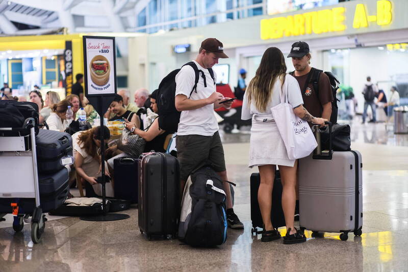 1名巴西男子和1名南非女子7月13日因企图走私毒品在峇里岛的伍拉．赖国际机场被捕。图为的伍拉．赖国际机场，图中人物与新闻事件无关。（欧新社）