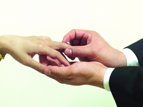 一名28岁男子与国三小女友交往进而发生关系,被依妨害性自主罪嫌函送基隆地检署,男子后来向小女友求婚,检方也给予缓起诉处分。(情境照) 一名28岁男子与国三小女友交往进而发生关系,被依妨害性自主罪嫌函送基隆地检署,男子后来向小女友求婚,检方也给予缓起诉处分。(情境照)