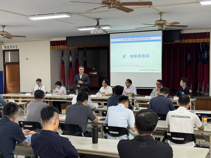 台中地檢署檢察長張介欽（圖後站立者）拜訪警方，責囑需保障罷免投票當天投開票所場地安全維護。（中檢提供）