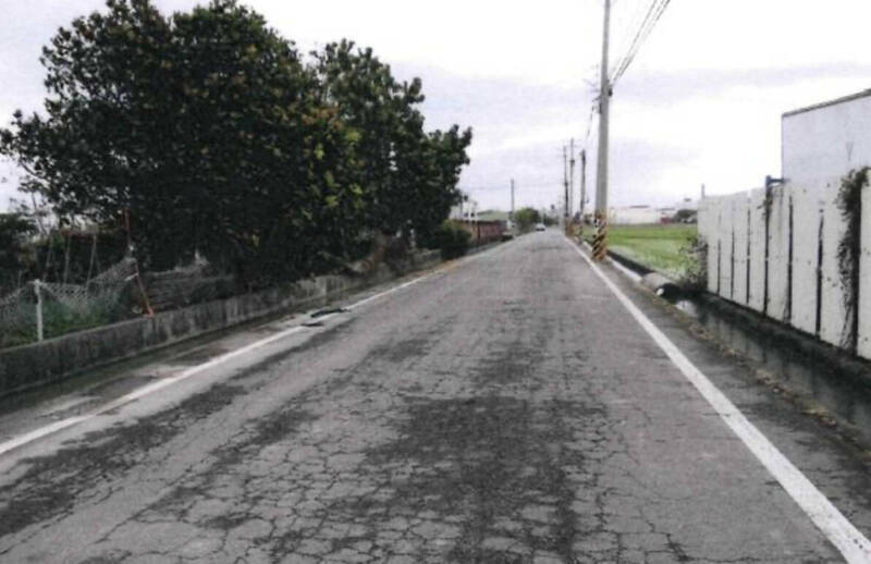 去年3月間,彰化黃男酒駕上路,在和美鎮和頭路256巷口撞擊一對路邊散步的夫妻,兩人當場被撞落排水溝。(民眾提供) 去年3月間,彰化黃男酒駕上路,在和美鎮和頭路256巷口撞擊一對路邊散步的夫妻,兩人當場被撞落排水溝。(民眾提供)