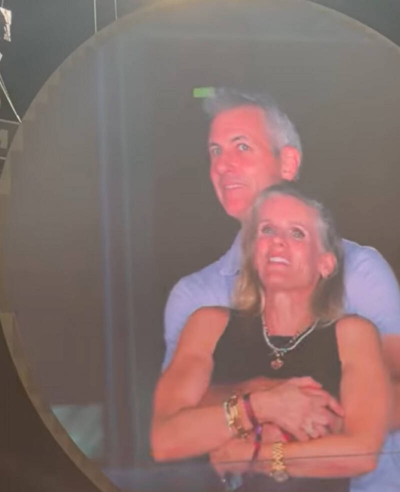 美国新创公司「Astronomer」执行长拜伦(图后)与人事总监卡伯特(图前)疑似有婚外情,日前在乐团Coldplay演唱会遭「亲吻镜头(Kiss Cam)」抓包。(翻摄自YouTube)
美国新创公司「Astronomer」执行长拜伦(图后)与人事总监卡伯特(图前)疑似有婚外情,日前在乐团Coldplay演唱会遭「亲吻镜头(Kiss Cam)」抓包。(翻摄自YouTube)