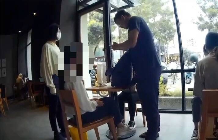 21岁妙龄女一身白衬衫、黑长裤、低马尾,沦诈骗车手被活逮。(读者提供) 21岁妙龄女一身白衬衫、黑长裤、低马尾,沦诈骗车手被活逮。(读者提供)