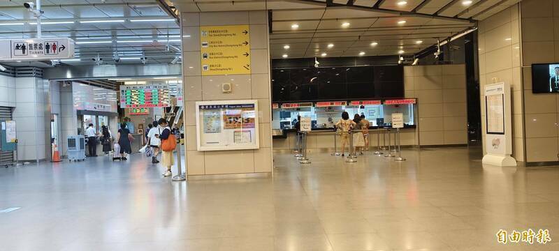 黄男施暴后,丰原车站赶紧清理现场血迹,让大厅恢复平静。(资料照) 黄男施暴后,丰原车站赶紧清理现场血迹,让大厅恢复平静。(资料照)