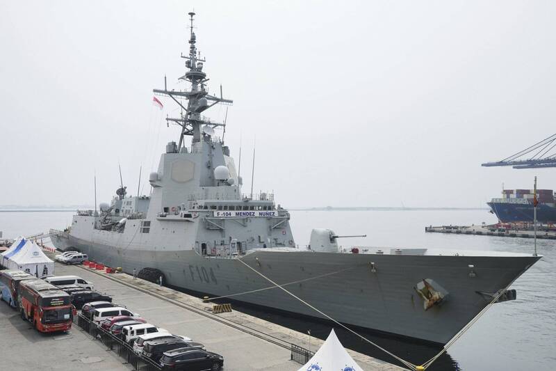 西班牙海军巴赞级神盾巡防舰「曼德斯努涅斯号」24日驶入日本海自横须贺基地。图为该舰上月27日停泊在印尼军港。（美联社资料照）