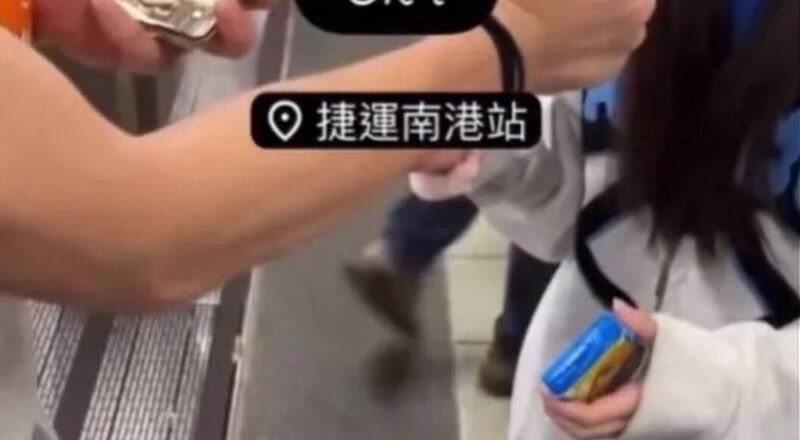 年轻男女捷运站吸烟自拍惨了 网讽「真的低能」