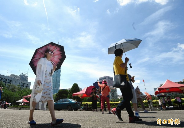 今天上午10时30分，台东大武测得摄氏36.4度高温，并有机率出现37度以上高温。（资料照，记者方宾照摄）