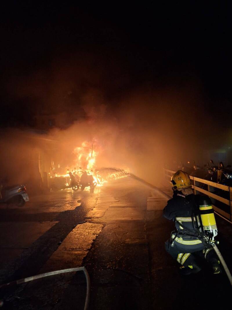 小琉球码头火警，40辆电动机车付之一炬。（屏东消防提供）