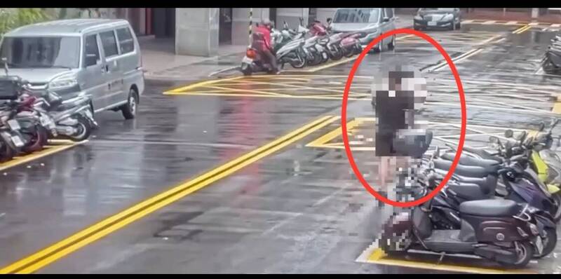 邱嫌抢夺手机得逞后,悠哉的在街边闲逛,企图制造断点。(记者刘庆侯翻摄) 邱嫌抢夺手机得逞后,悠哉的在街边闲逛,企图制造断点。(记者刘庆侯翻摄)