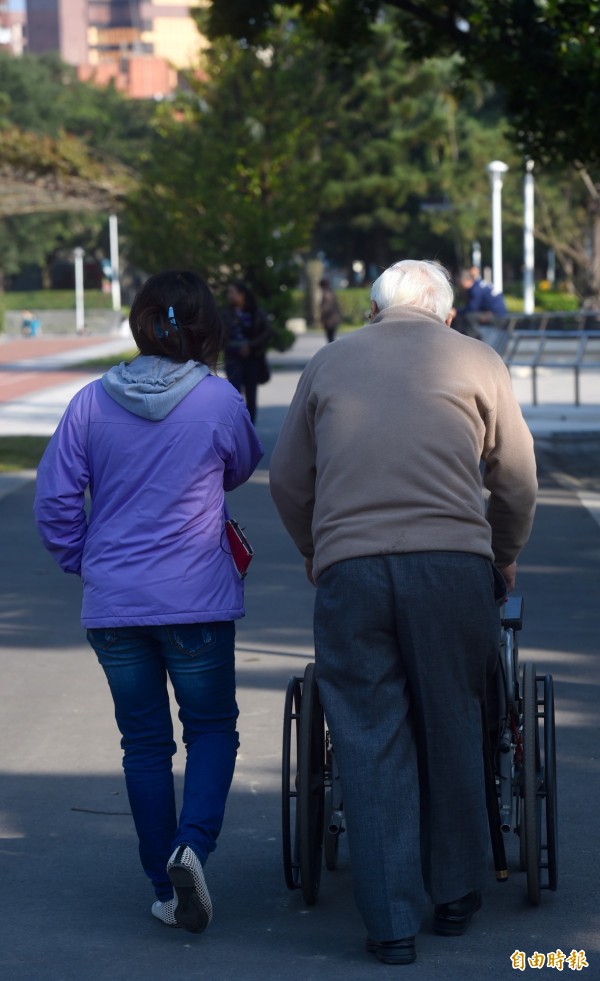 台东林姓男子因毒品罪遭通缉,期间开车撞人,后来又辩称决心戒毒,捐款供作学校营午餐及有年迈生病父母须照料。情境照,与新闻无关。(资料照,记者简荣丰摄) 台东林姓男子因毒品罪遭通缉,期间开车撞人,后来又辩称决心戒毒,捐款供作学校营午餐及有年迈生病父母须照料。情境照,与新闻无关。(资料照,记者简荣丰摄)