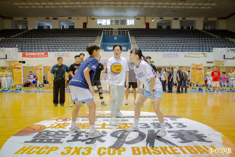 新竹市波丽士杯3对3篮球PK赛今在新竹市立体育馆登场。(记者蔡彰盛摄) 新竹市波丽士杯3对3篮球PK赛今在新竹市立体育馆登场。(记者蔡彰盛摄)