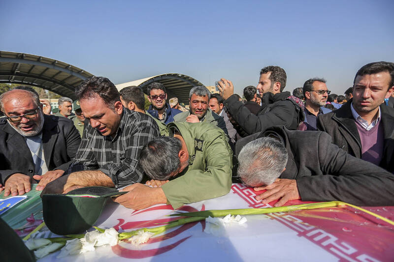 2019年2月14日,民众抚棺哭泣哀悼1名死于伊朗希斯坦-俾路支省汽车自杀炸弹攻击的伊朗革命卫队成员。该攻击犯案者据信是该省圣战组织「正义之军」。(美联社档案照) 2019年2月14日,民众抚棺哭泣哀悼1名死于伊朗希斯坦-俾路支省汽车自杀炸弹攻击的伊朗革命卫队成员。该攻击犯案者据信是该省圣战组织「正义之军」。(美联社档案照)