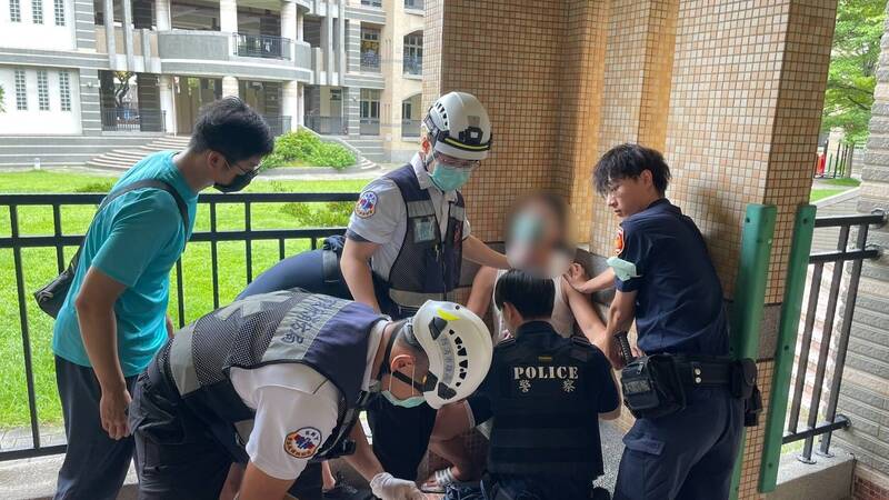 高雄警方追查窃案,嫌犯围捕过程意外受伤。(民众提供) 高雄警方追查窃案,嫌犯围捕过程意外受伤。(民众提供)