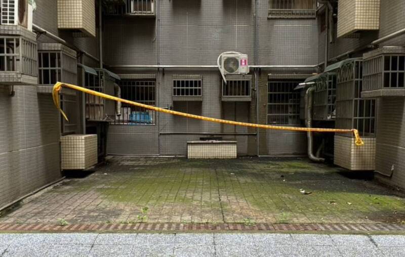 男大生坠楼身亡,警方拉起封锁线采证。(民众提供) 男大生坠楼身亡,警方拉起封锁线采证。(民众提供)