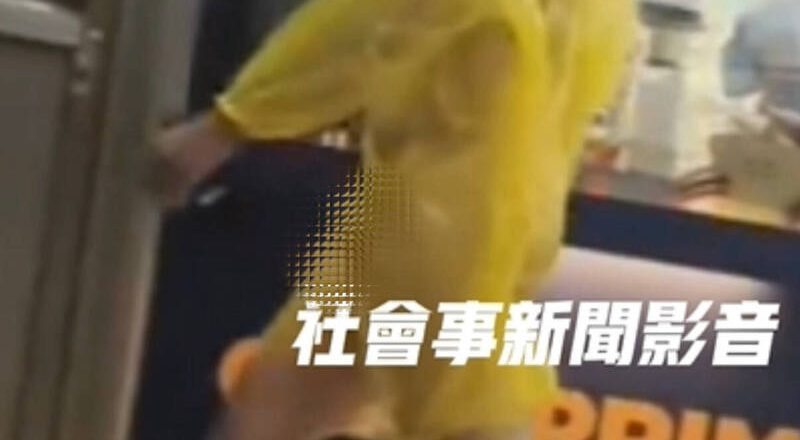 高雄怪男穿透明雨衣超商「全裸露鸟」 路人吓坏报警追查