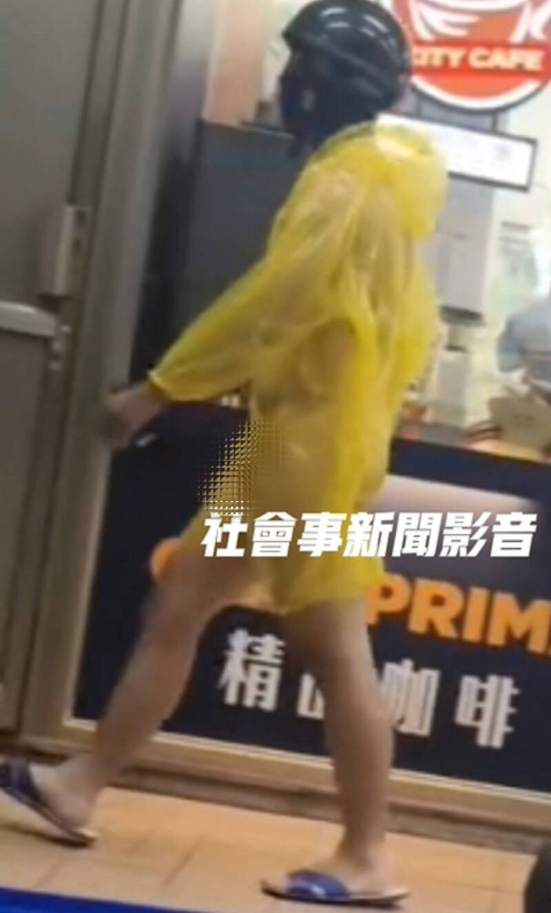 高雄雨衣怪男超商露鸟惊吓路人，警方循线追查身分。（取自社会事新闻影音）