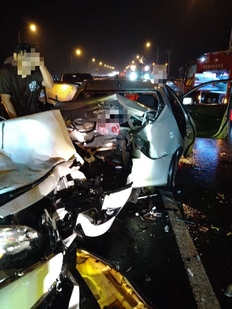 国道1号北上136公里9车连环撞，1车1死3伤。（民众提供）