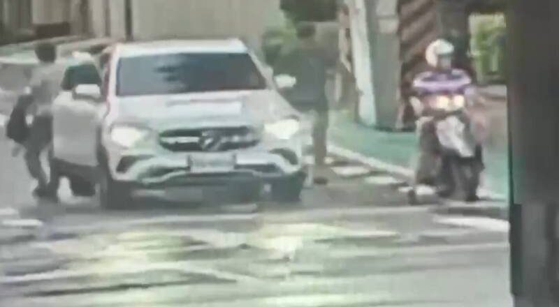 宾士男酒驾疑见警心虚 忙跟妻子换座位被识破