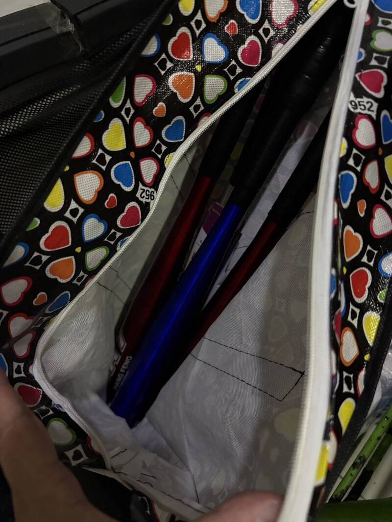 警方现场搜出刀械棍棒。(记者姚岳宏翻摄) 警方现场搜出刀械棍棒。(记者姚岳宏翻摄)