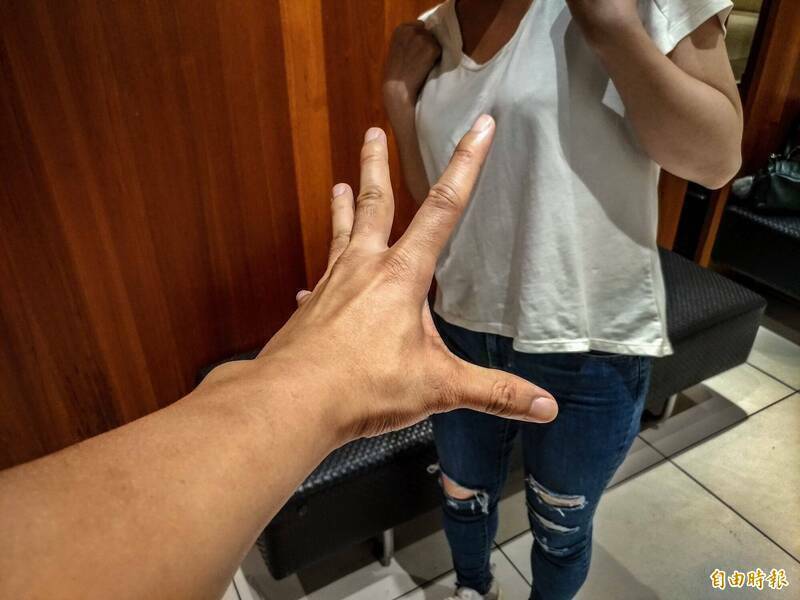 判决指,詹姓医师利用触诊机会,隔著衣物搓揉A女右侧胸部及乳头,两天后再度犯案。示意图。(资料照) 判决指,詹姓医师利用触诊机会,隔著衣物搓揉A女右侧胸部及乳头,两天后再度犯案。示意图。(资料照)