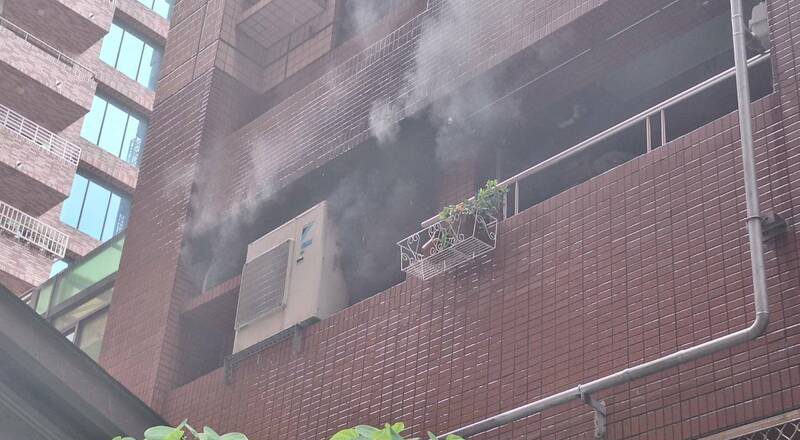 左营大楼住户无人在家冷气突冒烟起火 消防员破门灭火