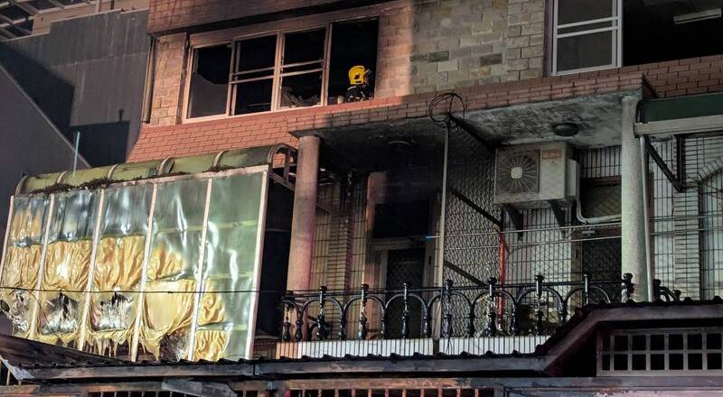 嘉市民宅大火酿2死1伤 邻居：听到爆炸声、玻璃喷飞
