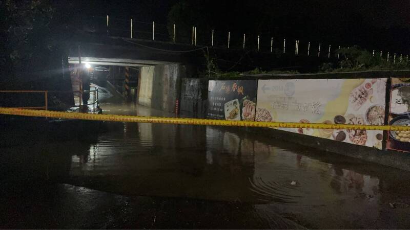 宜兰头城75岁游姓妇人出外捡蜗牛彻夜未归,今天被发现陈尸海滩,图为昨晚淹水地点拉起封锁线画面。(图由警方提供) 宜兰头城75岁游姓妇人出外捡蜗牛彻夜未归,今天被发现陈尸海滩,图为昨晚淹水地点拉起封锁线画面。(图由警方提供)