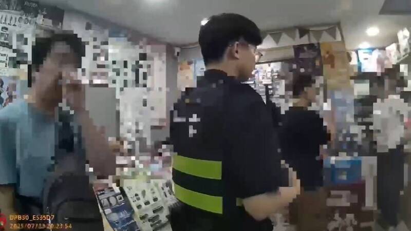 警方到场后,店家才拿出另外一个签盒。(记者王冠仁翻摄) 警方到场后,店家才拿出另外一个签盒。(记者王冠仁翻摄)