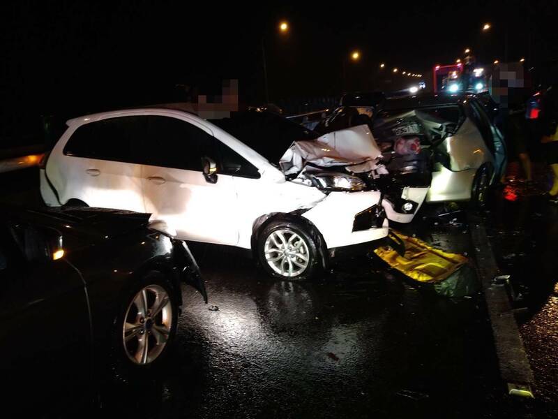 雨天行驶国道，警方提醒民众务必谨慎小心。图为7月27日国道1号铜锣段9车连环撞画面。（民众提供）