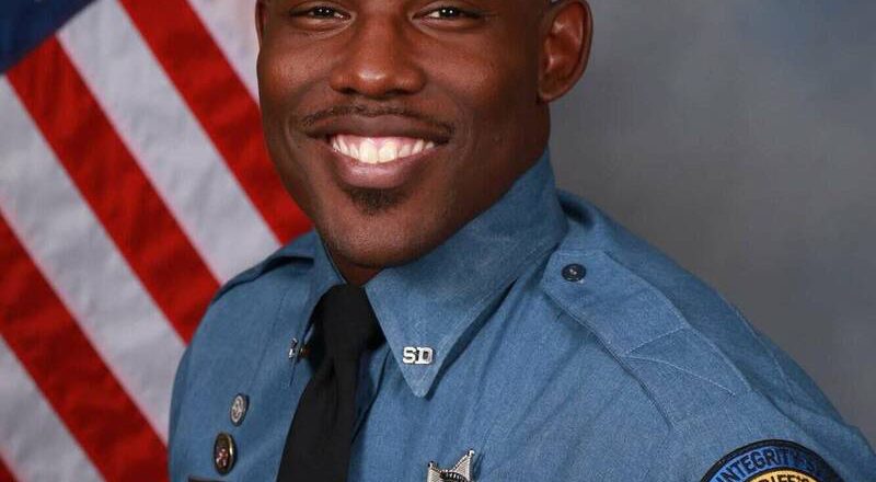家庭纠纷变枪击惨案!美副警长身中多枪身亡