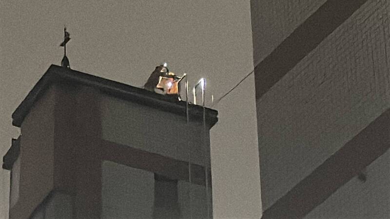 警消在水塔內發現死者，以弔掛方式拉起。（民眾提供）