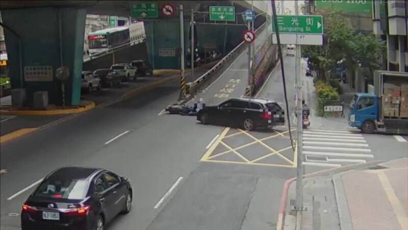 王翁駕駛賓士右轉疑似未注意左方來車，直行騎士閃避不及撞上。（記者徐聖倫翻攝）