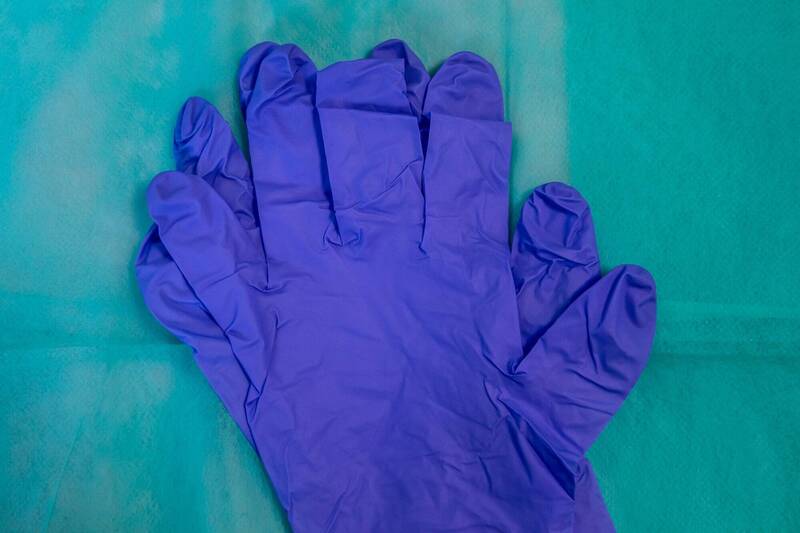 基隆地检署今日侦结，认定该公司不知出货厂商是提供医疗级手套，并无犯意，予以不起诉处分。手套示意图。（彭博）