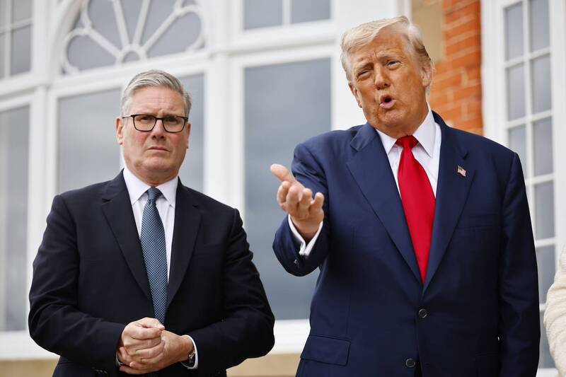 美国总统川普(右)对俄国下达了新的通牒,要求俄国在10到12天之内与乌克兰议和。(彭博) 美国总统川普(右)对俄国下达了新的通牒,要求俄国在10到12天之内与乌克兰议和。(彭博)