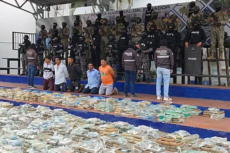 厄瓜多沿海地区27日发生2起武装攻击,贩毒集团正在争取沿海地区控制权。图为厄瓜多警方缴获毒品。(法新社) 厄瓜多沿海地区27日发生2起武装攻击,贩毒集团正在争取沿海地区控制权。图为厄瓜多警方缴获毒品。(法新社)