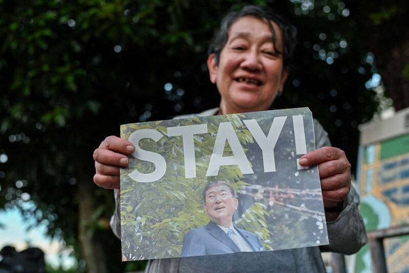 數百名民眾25日聚集在日本首相官邸前，表達支持石破茂續任首相的心愿。（法新社）