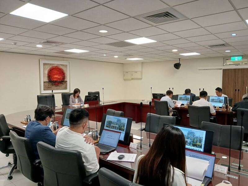 高检署邀集经济部及统一、全家、莱尔富、OK四大超商业者召开提升查缉电信诈欺集团效能会议。(高检署提供) 高检署邀集经济部及统一、全家、莱尔富、OK四大超商业者召开提升查缉电信诈欺集团效能会议。(高检署提供)