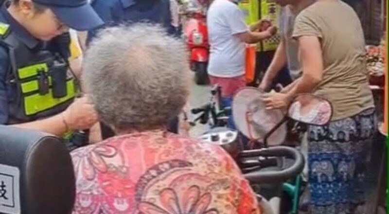 8旬老妇骑电动代步车上菜市场  撞伤路人及摊商