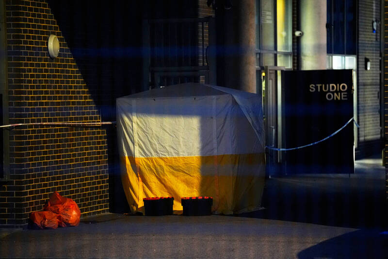 英国伦敦发生4人被刺伤事件。图为伦敦南华克区长巷现场设有警方法医帐篷。（美联社）