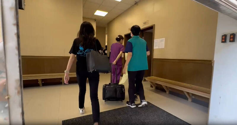 法医、检察官准备对新庄箱尸进行相验。(记者徐圣伦翻摄) 法医、检察官准备对新庄箱尸进行相验。(记者徐圣伦翻摄)