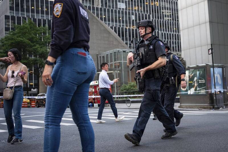 美国纽约曼哈顿大楼惊传歹徒持步枪开火，造成包括1名警察在内的4人死亡。（美联社）