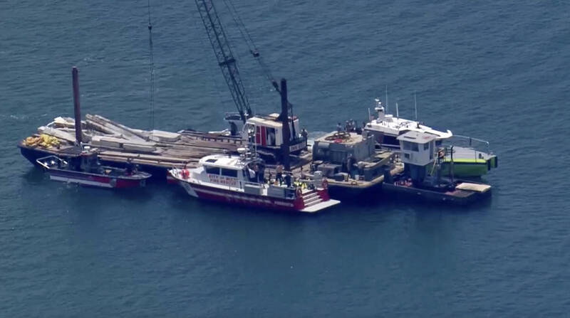 1艘驳船与1艘载有夏令营游客的小型帆船在迈阿密海滩附近相撞,造成2名儿童死亡。图为涉事驳船。(美联社) 1艘驳船与1艘载有夏令营游客的小型帆船在迈阿密海滩附近相撞,造成2名儿童死亡。图为涉事驳船。(美联社)