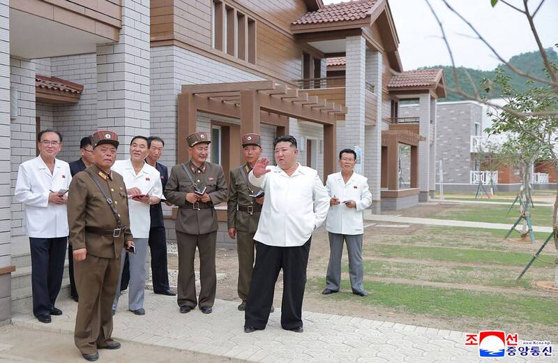 北韩领导人金正恩据称正在尝试新宣传策略，播出暴露政权弱点的电视剧，借此管理民众的期望。（法新社）