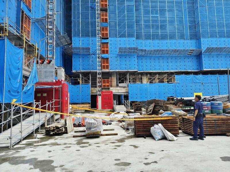 工地坠楼地点被围起封锁线。(记者徐圣伦翻摄) 工地坠楼地点被围起封锁线。(记者徐圣伦翻摄)