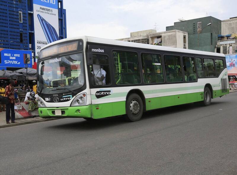 象牙海岸巴士和砂石车相撞,造成16人死亡、51人受伤。(欧新社) 象牙海岸巴士和砂石车相撞,造成16人死亡、51人受伤。(欧新社)